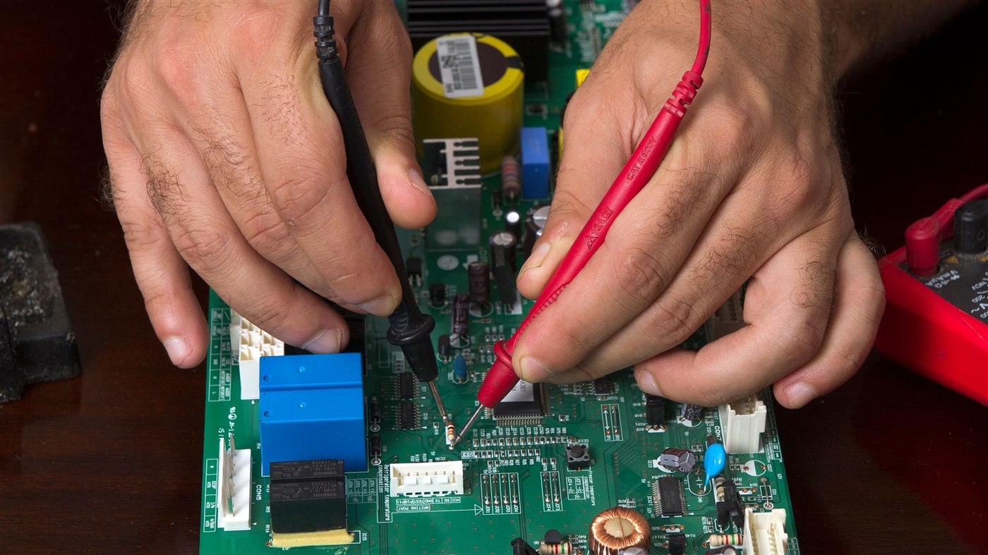 Multimetre ile elektriksel testi yapılan bir elektronik devre kartı